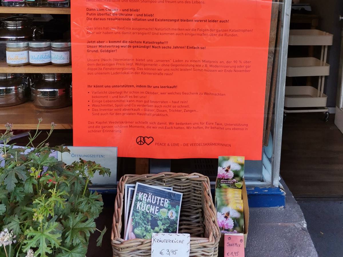 Ein Plakat hängt im Schaufenster des Veedelskrämers in Köln-Ehrenfeld.