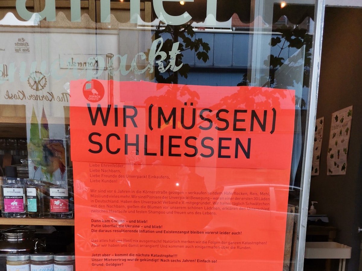 Ein Plakat hängt im Schaufenster des Veedelskrämers in Köln-Ehrenfeld.