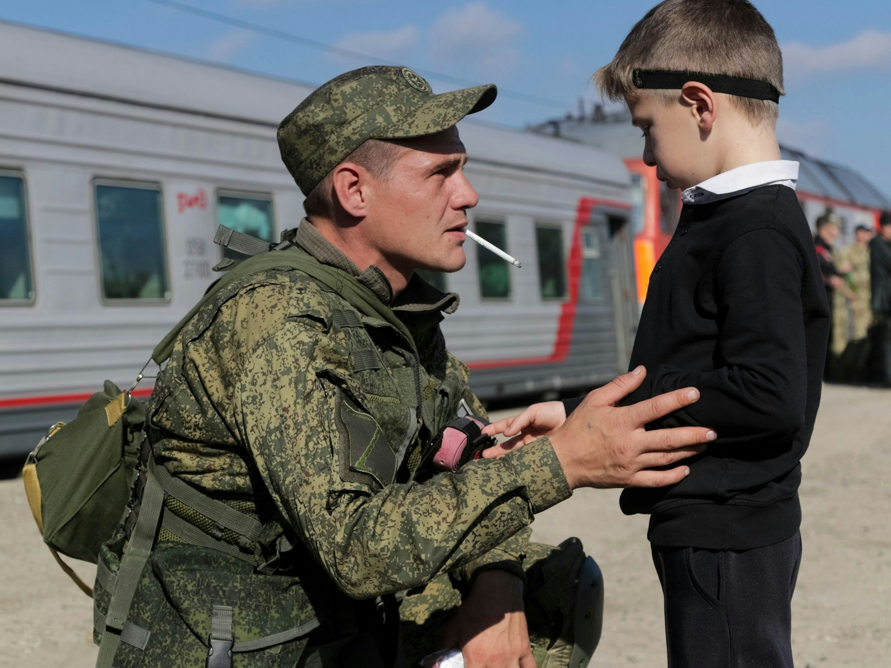 Ein russischer Rekrut spricht am 29. September 2022 in Prudboi mit seinem Sohn, bevor er einen Zug am Bahnhof in die Region Wolgograd, nimmt.