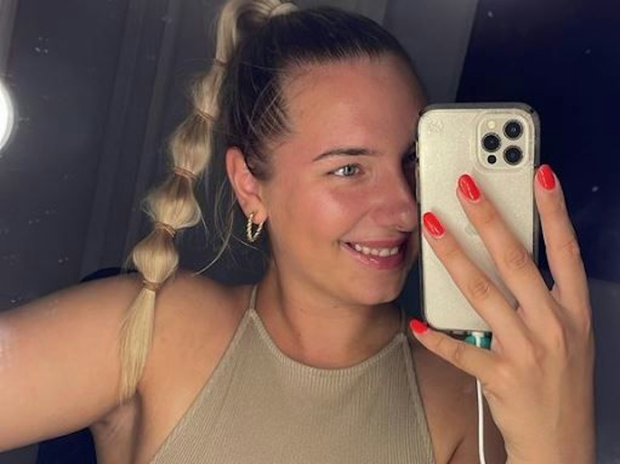 Joelina Karabas, Tochter von Danni Büchner, lächelt auf einem Instagram-Selfie vom 6. September 2022 in die Kamera.