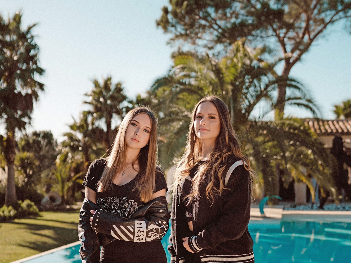Die „Geissens“-Schwestern Davina und Shania posieren für ein Fotoshooting vor einem Pool.