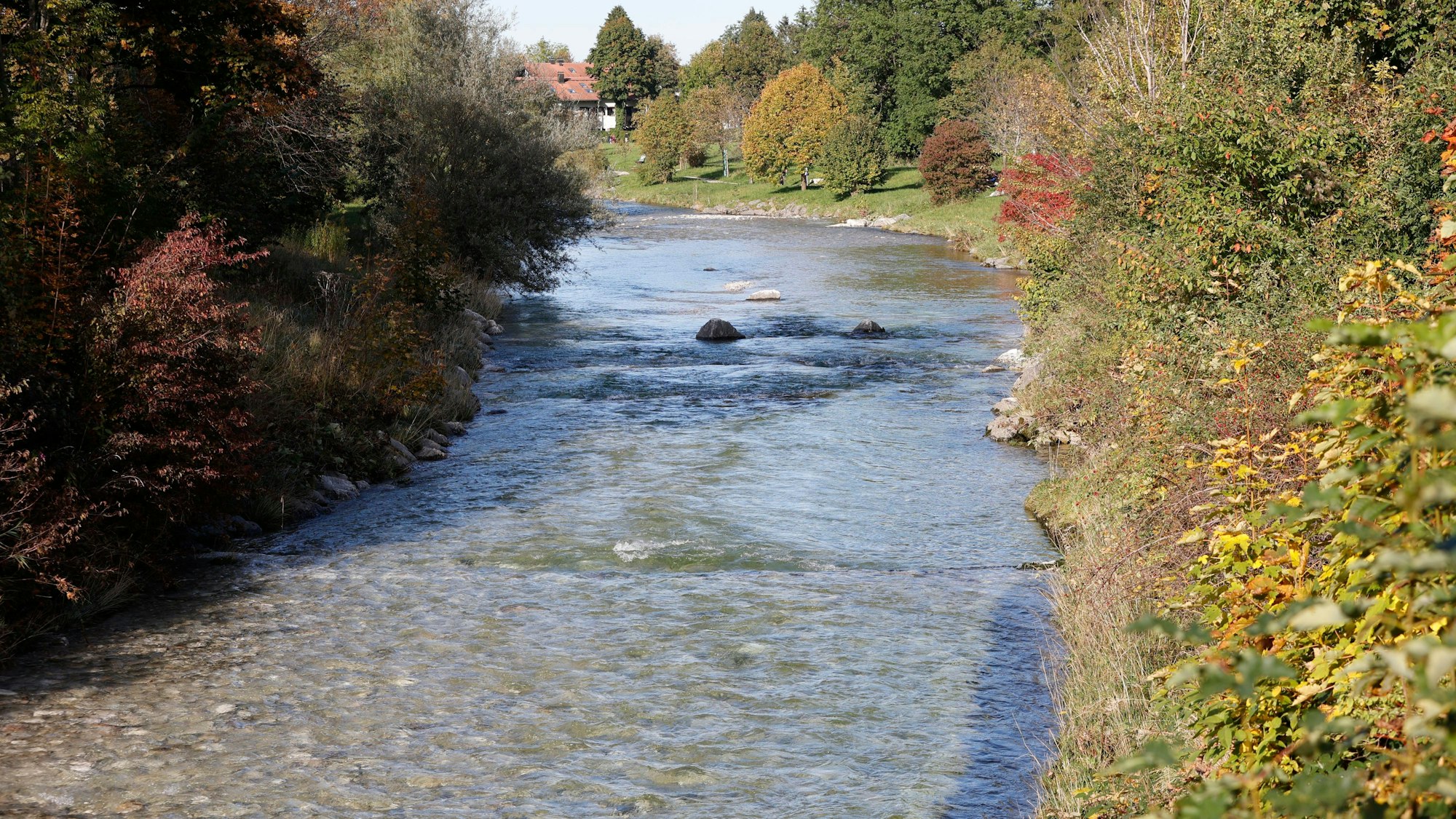 Der Fluss Prien am 4. Oktober 2022, nachdem hier die Leiche einer getöteten 23-Jährigen gefunden wurde.