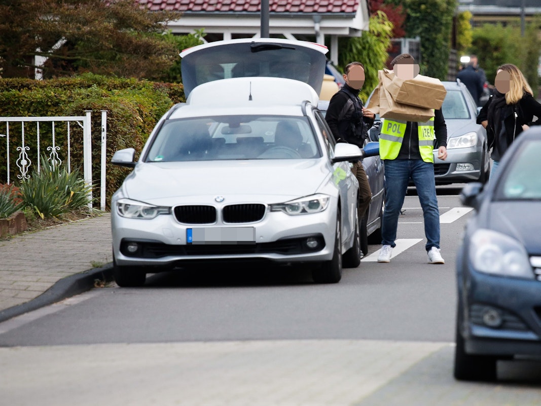 Razzia gegen Hooligans: Einsatzkräfte der Polizei bei einer Durchsuchung in Köln.