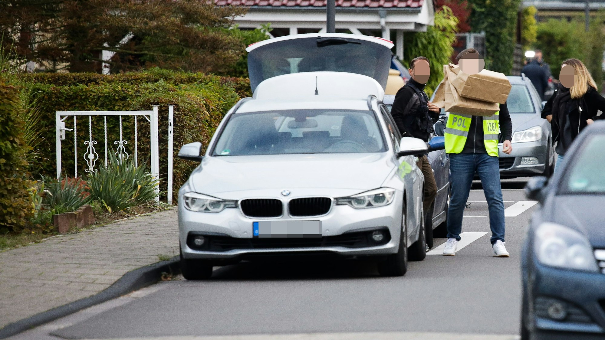 Razzia gegen Hooligans: Einsatzkräfte der Polizei bei einer Durchsuchung in Köln.