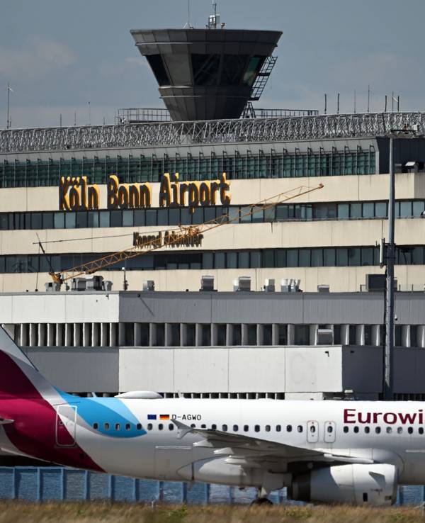 Ein Airbus A320 der Eurowings landet auf dem Konrad-Adenauer-Flughafen Köln-Bonn.