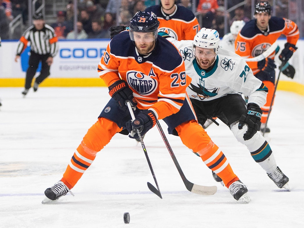 Noah Gregor (r.) von den San José Sharks jagt Leon Draisaitl von den Edmonton Oilers.