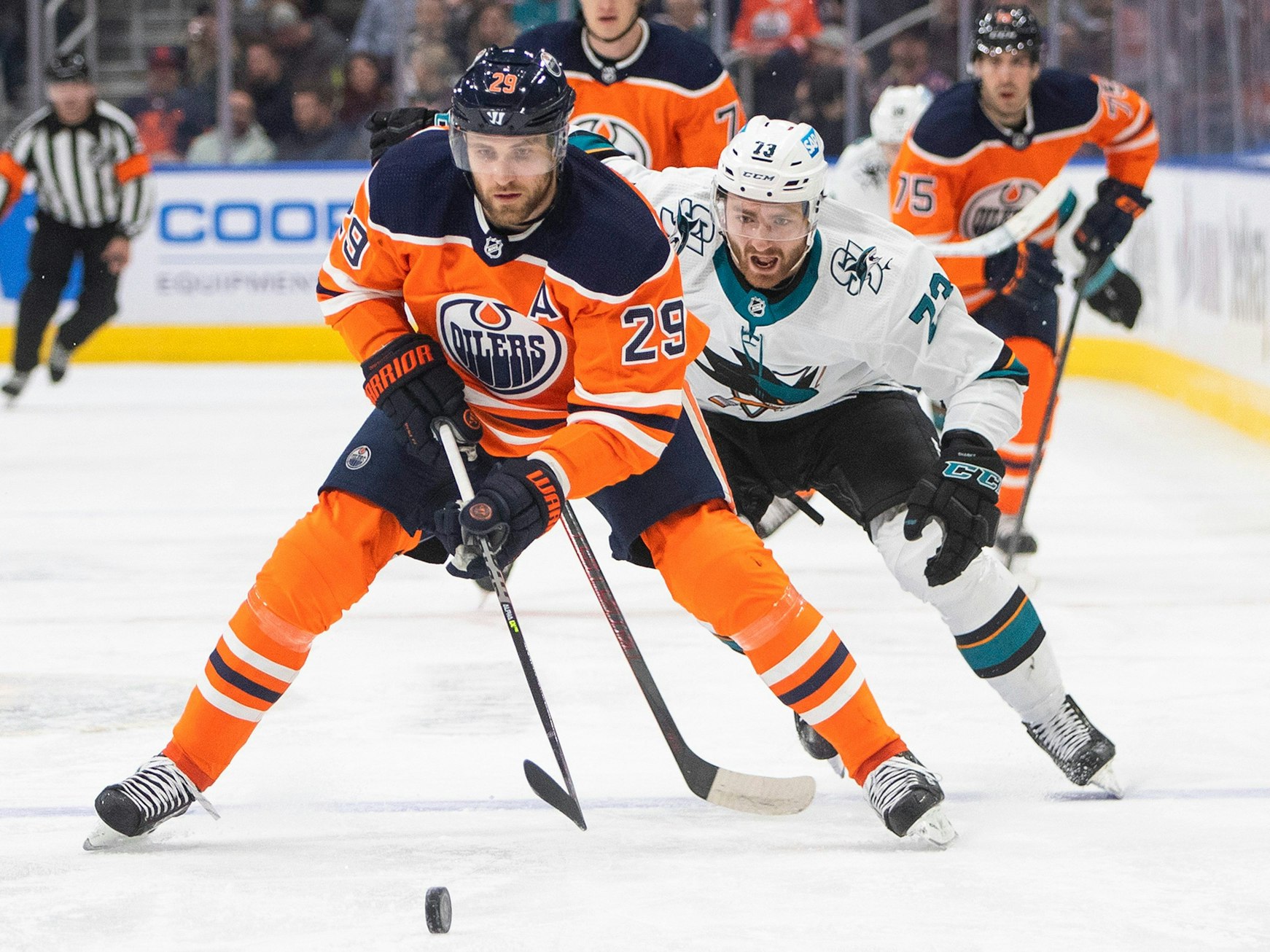 Noah Gregor (r.) von den San José Sharks jagt Leon Draisaitl von den Edmonton Oilers.