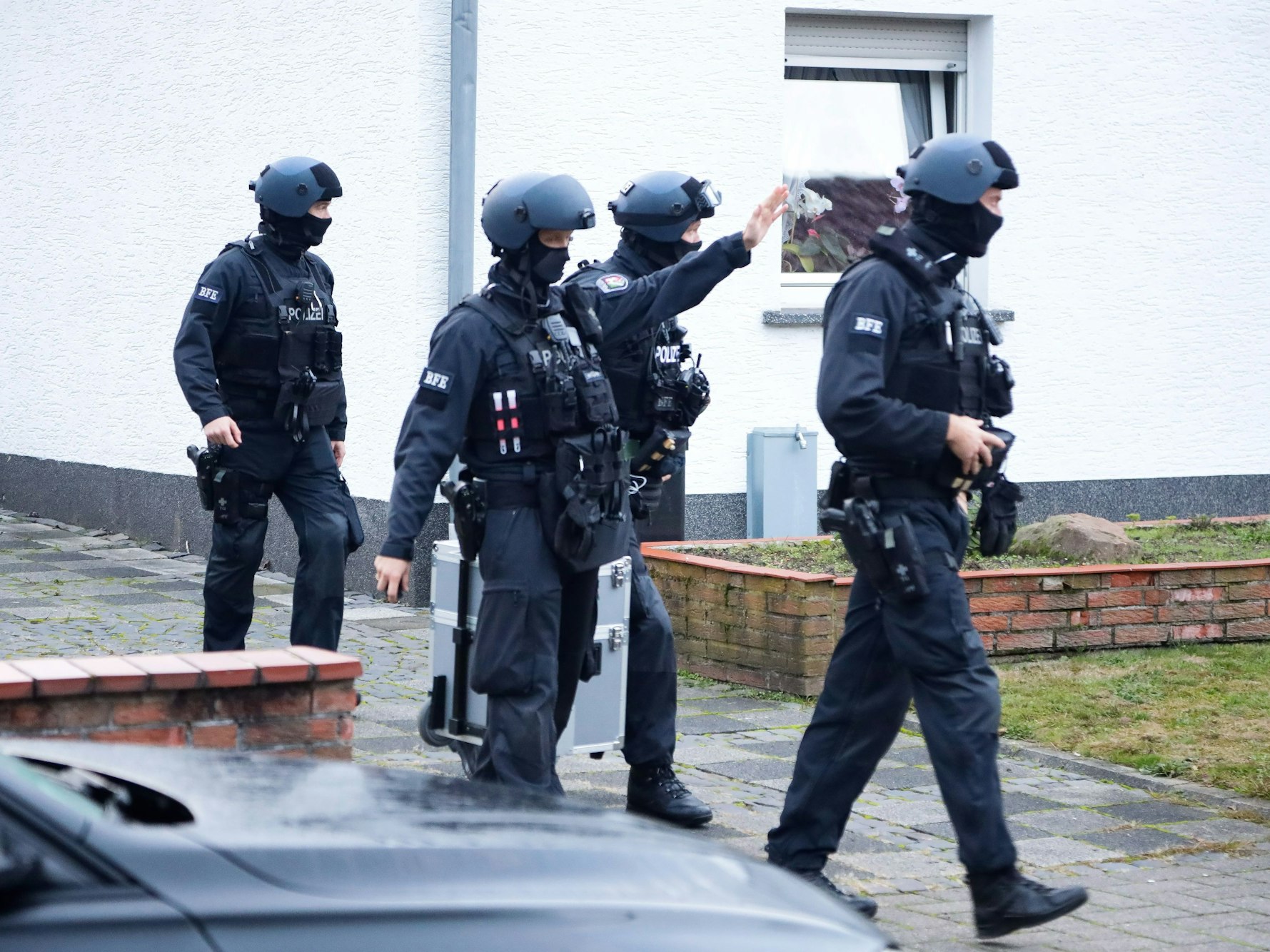 Polizisten bei der Groß-Razzia am Mittwochmorgen (5. Oktober 2022) in Köln-Porz.