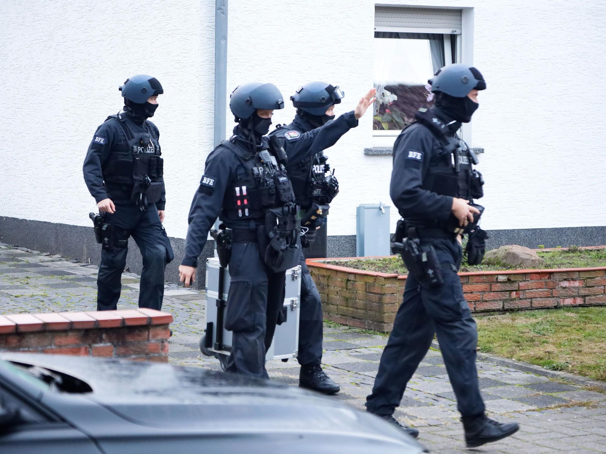 Polizisten bei der Groß-Razzia am Mittwochmorgen (5. Oktober 2022) in Köln-Porz.