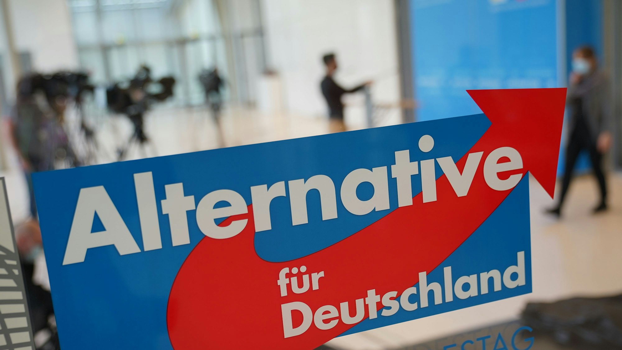 Das AfD Logo am Eingang zum Fraktionssaal der AfD im Deutschen Bundestag.