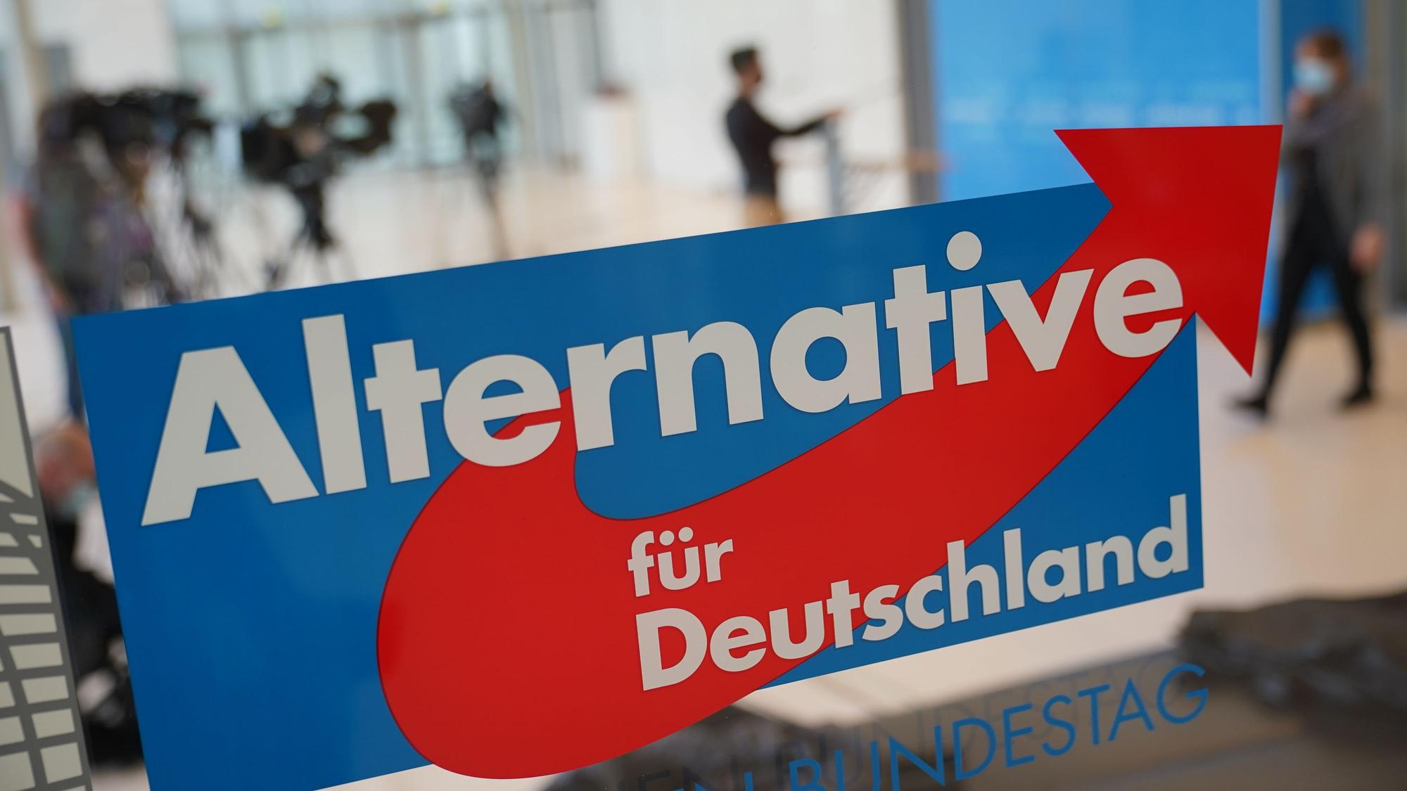 Das AfD Logo am Eingang zum Fraktionssaal der AfD im Deutschen Bundestag.