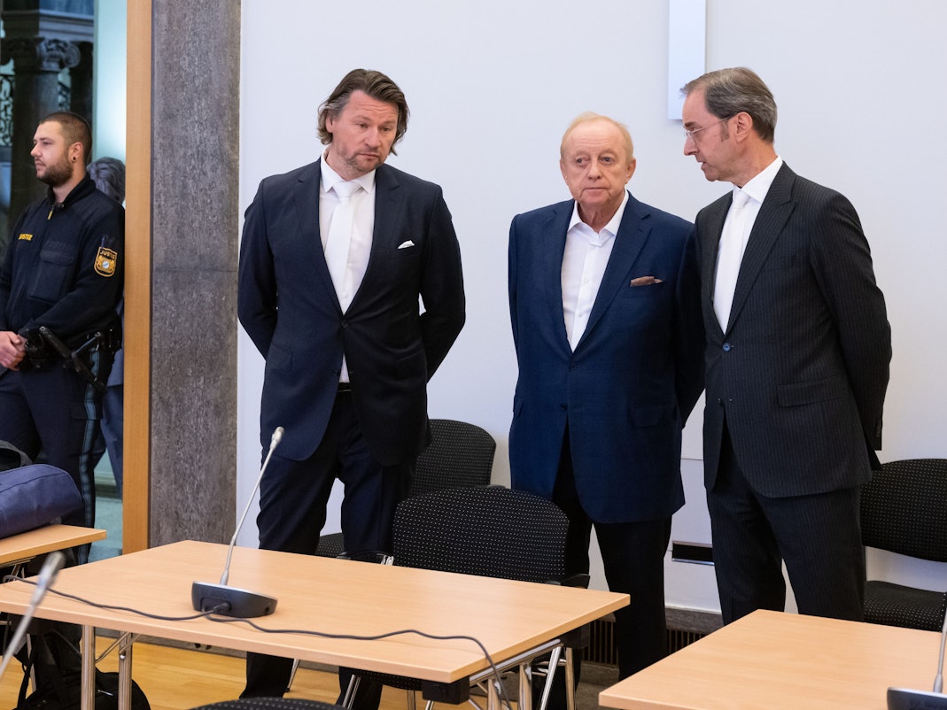 Alfons Schuhbeck (Mitte), Koch und Unternehmer, kommt zu Prozessbeginn als Angeklagter mit seinen Anwälten Sascha König (links) und Markus Gotzens in den Gerichtssaal im Landgericht München I.
