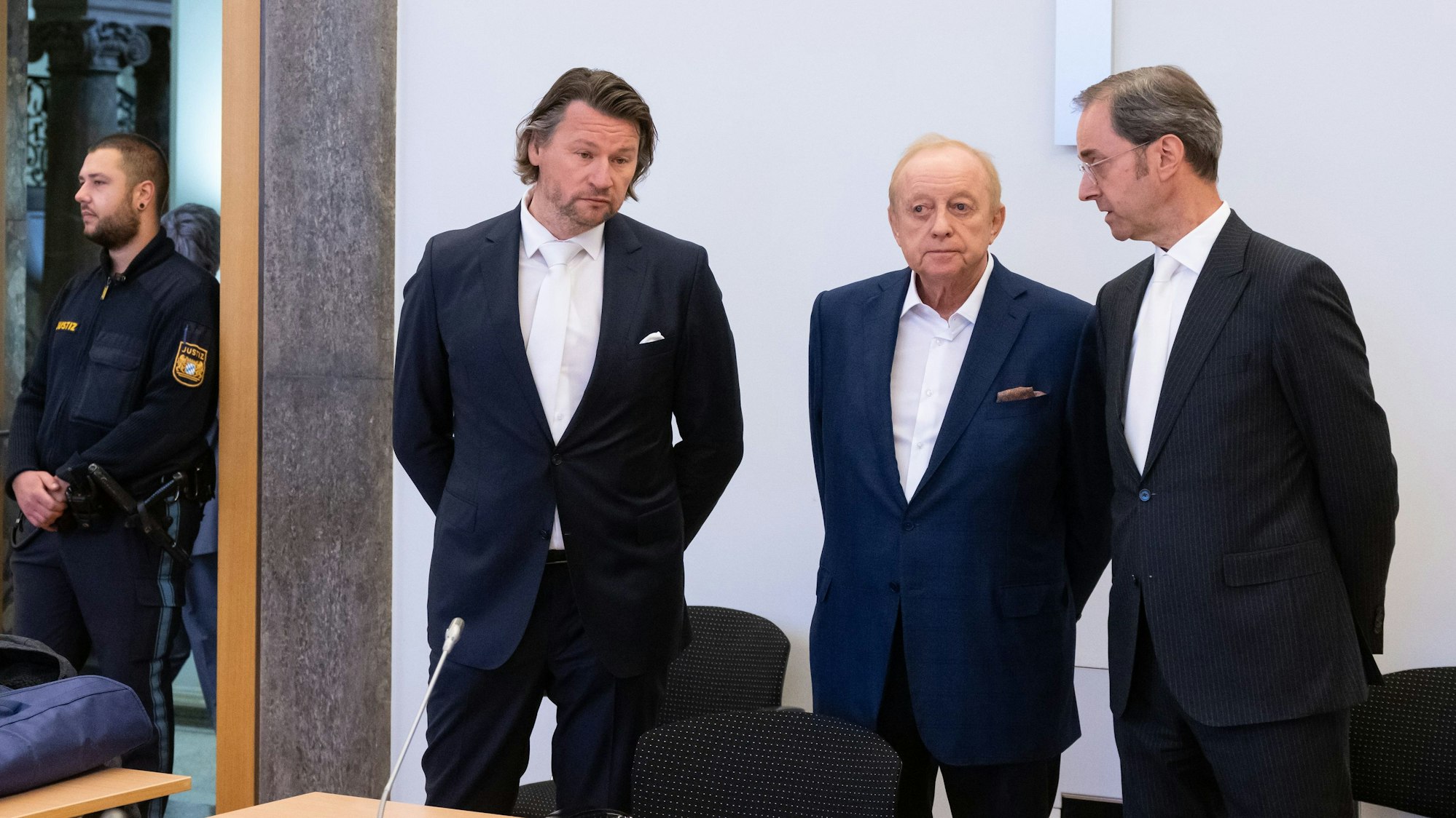 Alfons Schuhbeck (Mitte), Koch und Unternehmer, kommt zu Prozessbeginn als Angeklagter mit seinen Anwälten Sascha König (links) und Markus Gotzens in den Gerichtssaal im Landgericht München I.