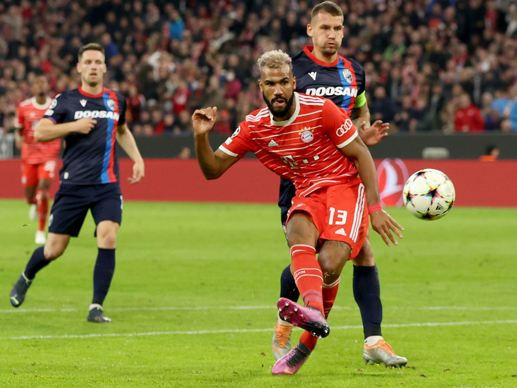 Eric Maxim Choupo-Moting schießt das 5:0 gegen Viktoria Pilsen.