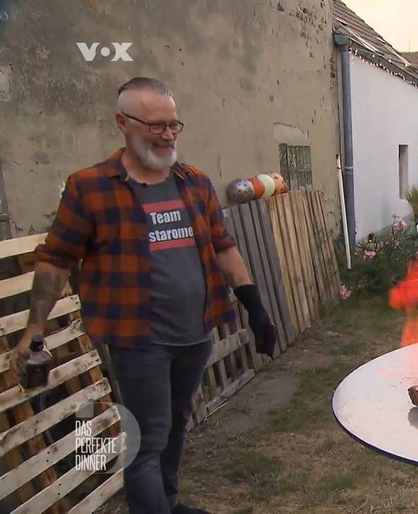 „Das perfekte Dinner“-Kandidat Olli lässt die Flammen in der Feuertonne tanzen, denn für ihn ist Grillen „Rock’n’Roll“.