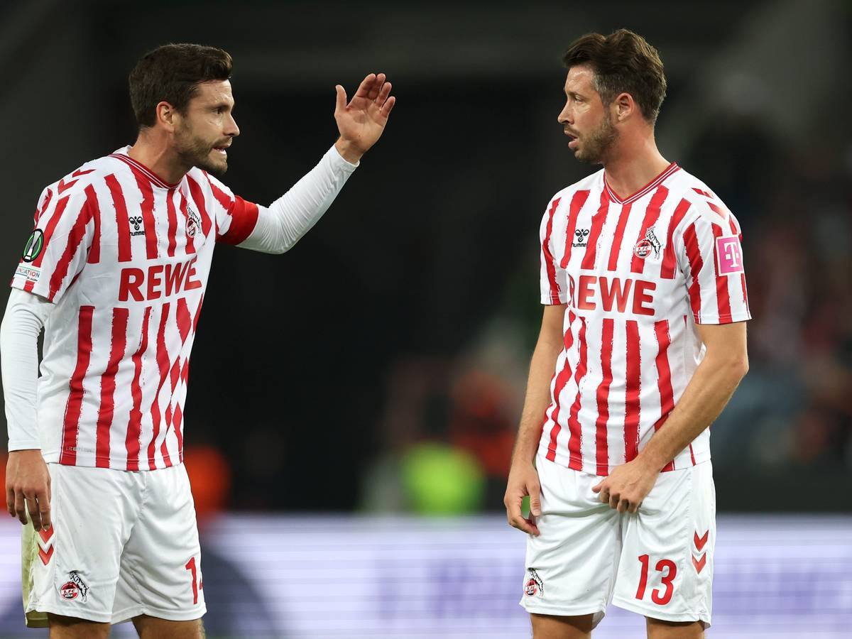 Jonas Hector im Gespräch mit Teamkollege Mark Uth beim Spiel gegen Belgrad