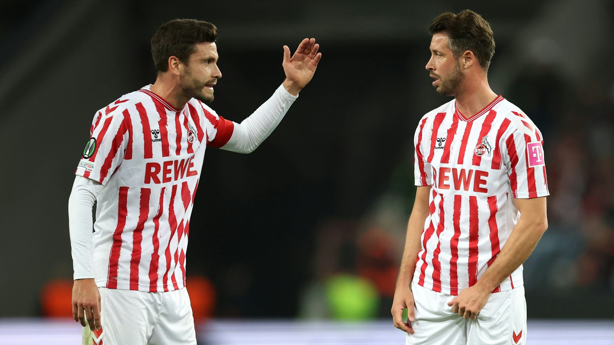 Jonas Hector im Gespräch mit Teamkollege Mark Uth beim Spiel gegen Belgrad
