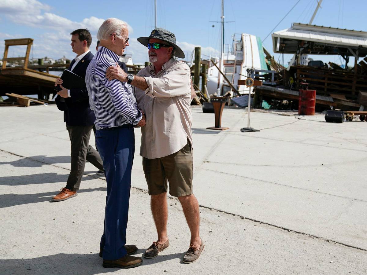 US-Präsident Joe Biden spricht mit dem Bürgermeister von Fort Myers Beach, Ray Murphy, während er am Mittwoch, 5. Oktober 2022, das vom Hurrikan „Ian“ betroffene Gebiet bereiste.
