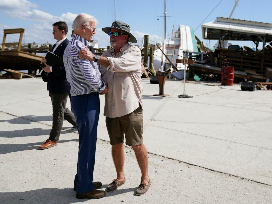 US-Präsident Joe Biden spricht mit dem Bürgermeister von Fort Myers Beach, Ray Murphy, während er am Mittwoch, 5. Oktober 2022, das vom Hurrikan „Ian“ betroffene Gebiet bereiste.