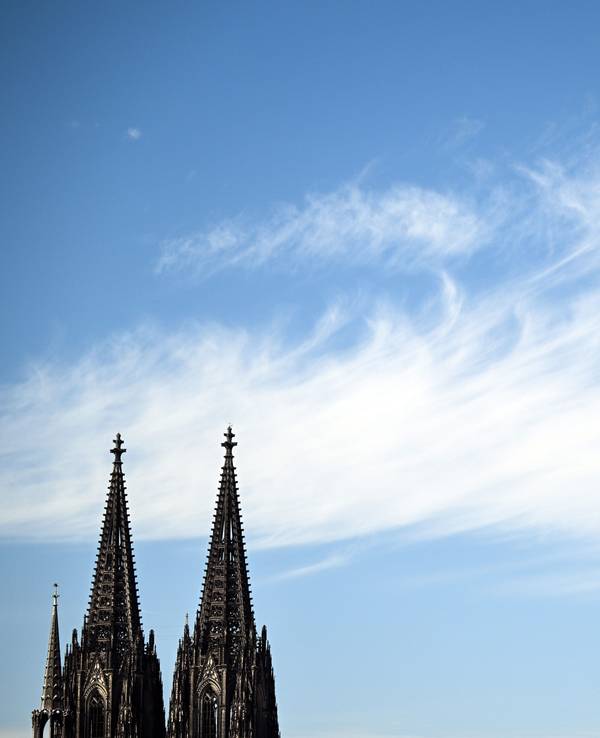 Ein Wolke zieht hinter den Türmen des Doms vorbei.
