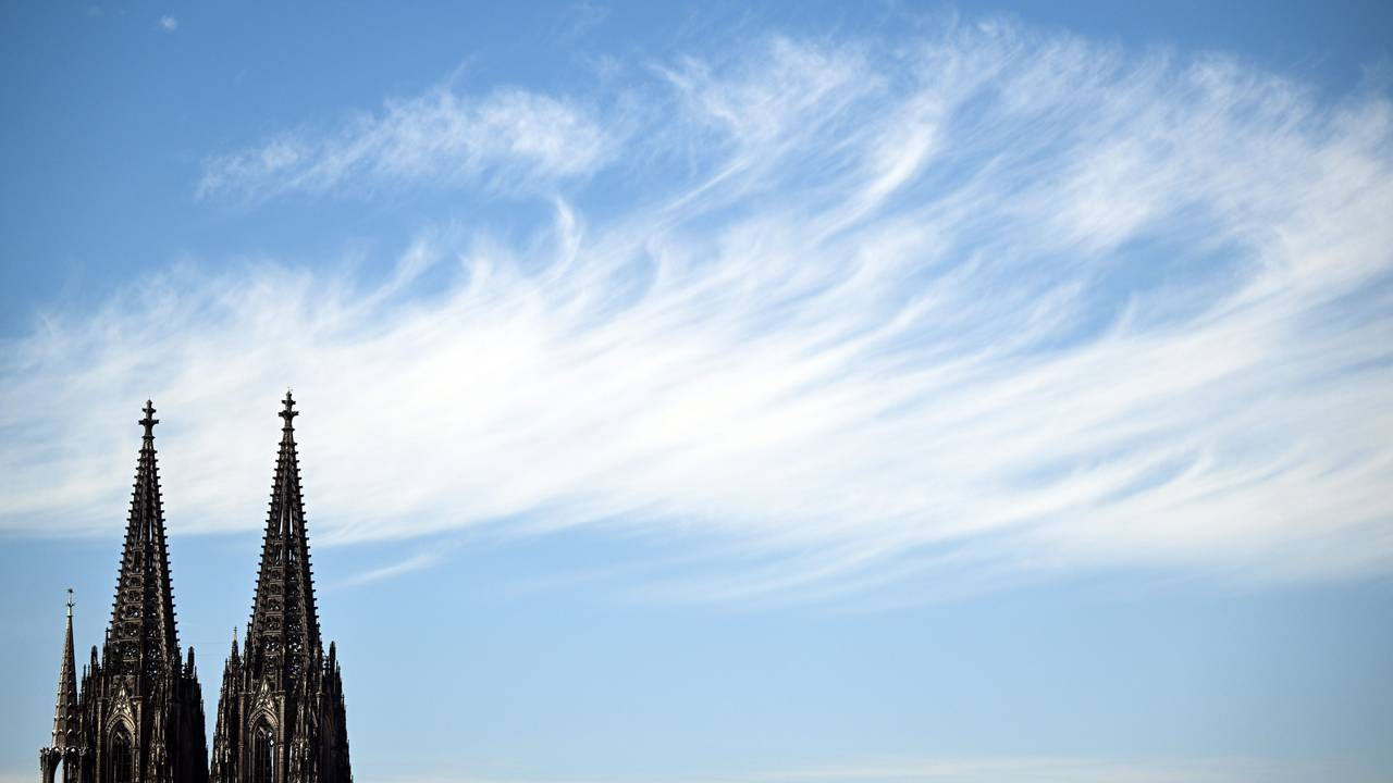Ein Wolke zieht hinter den Türmen des Doms vorbei.