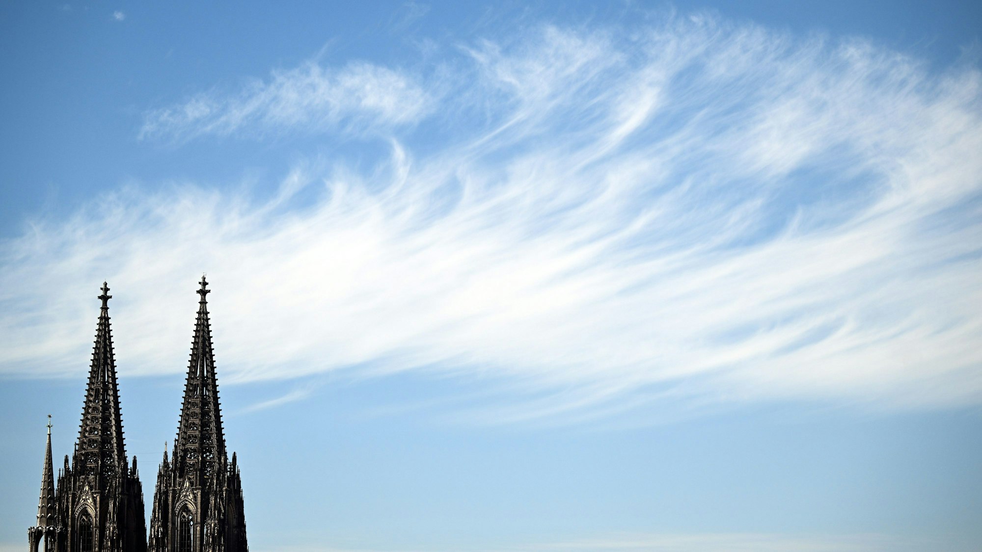 Ein Wolke zieht hinter den Türmen des Doms vorbei.