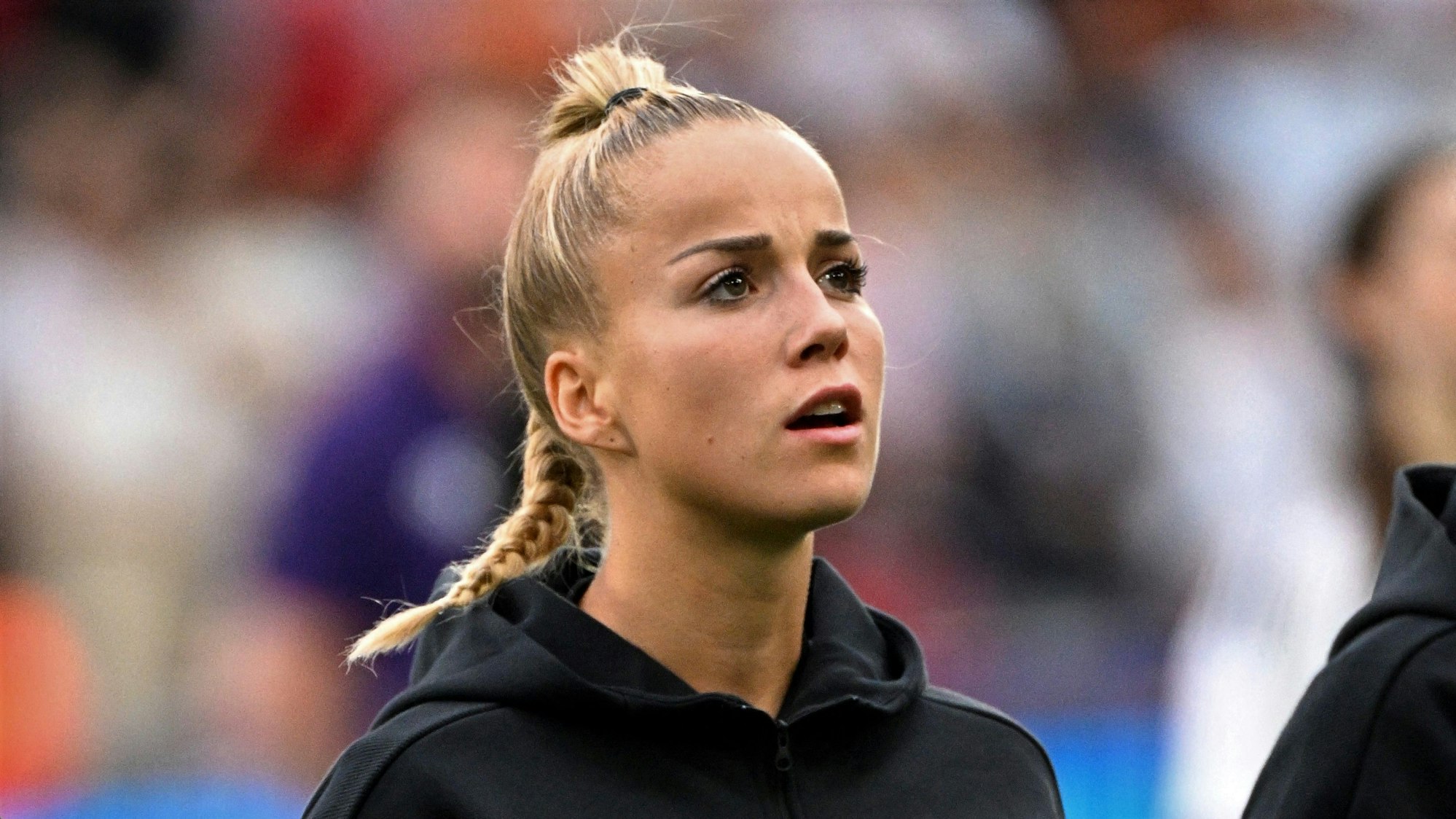 Giulia Gwinn singt vor dem Spiel der DFB-Frauen gegen Spanien bei der deutschen Nationalhymne mit.