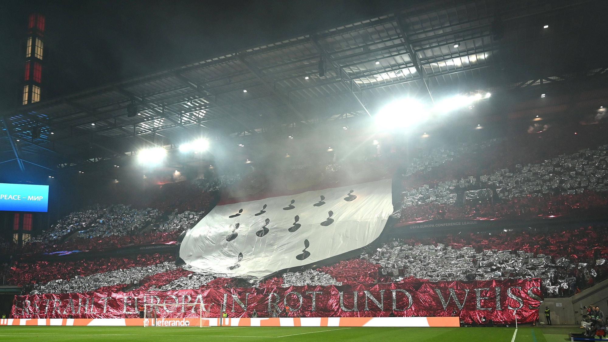 Die Südkurve des 1. FC Köln zeigt eine Choreo.