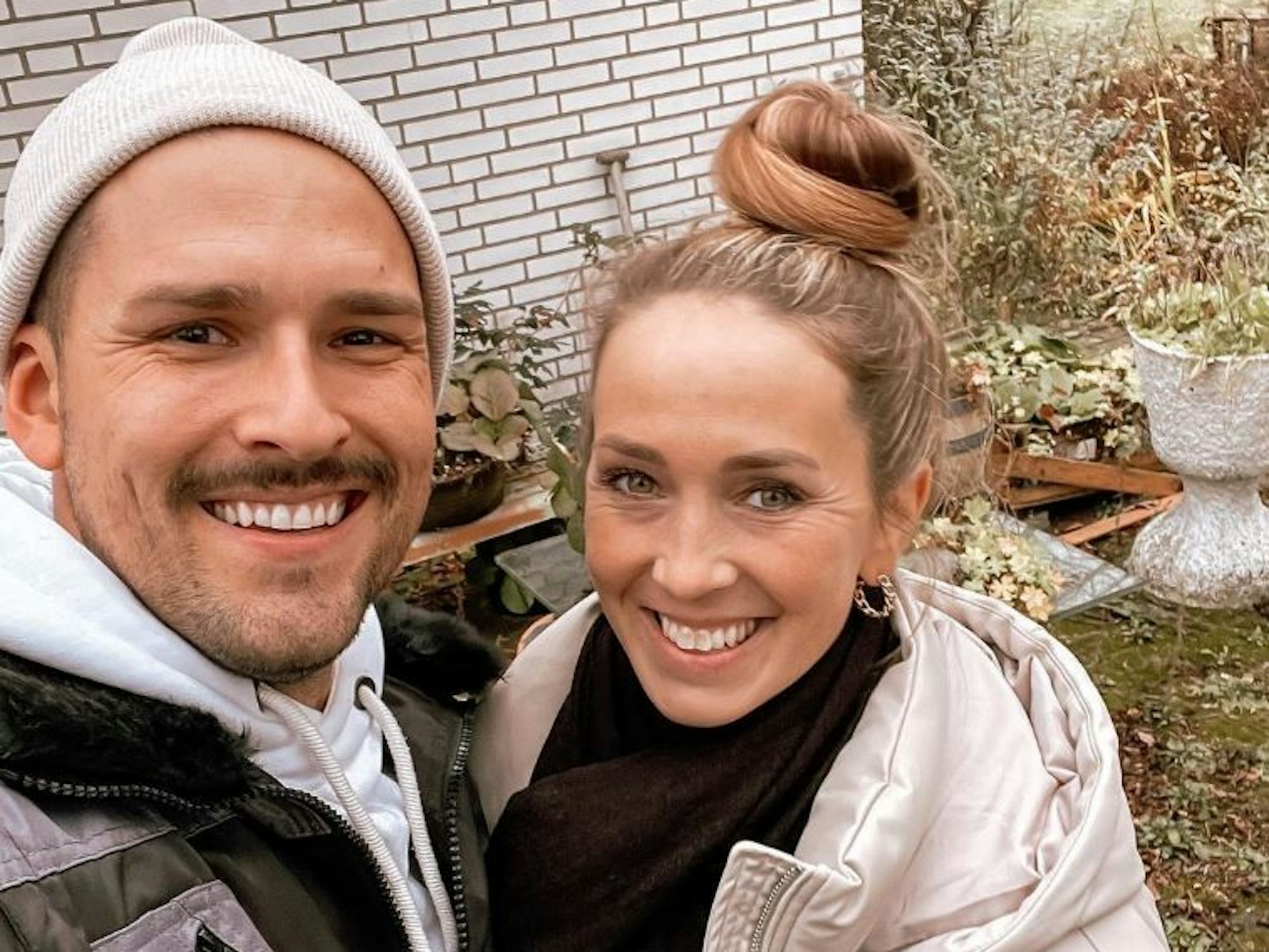 Marco Cerullo und Christina Grass haben sich im Jahr 2019 in einem Reality-Format („Bachelor in Paradise“) kennen und lieben gelernt. Zuletzt nahmen sie gemeinsam an der RTL-Show „Sommerhaus der Stars“ (2022) teil.