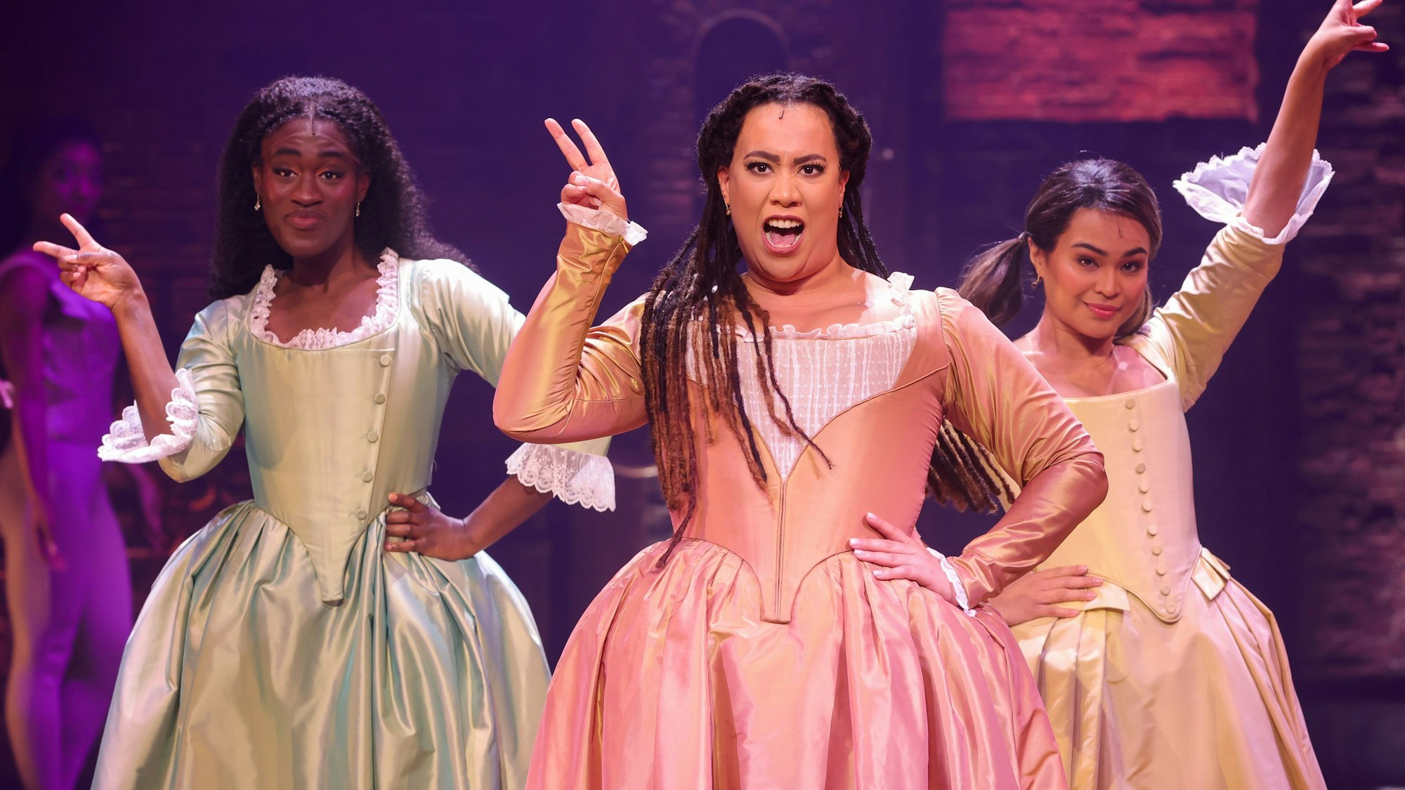 Eine Szene aus dem Musical „Hamilton“, das ab 6. Oktober 2022 in Hamburg aufgeführt wird. Unser Foto zeigt die Musical-Darstellerinnen Ivy Quainoo als als Eliza (v.l.), Chasity Crisp als Angelica, und Mae Ann Jorolan als Peggy.
