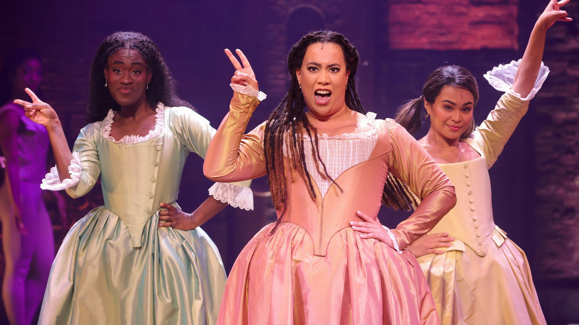 Eine Szene aus dem Musical „Hamilton“, das ab 6. Oktober 2022 in Hamburg aufgeführt wird. Unser Foto zeigt die Musical-Darstellerinnen Ivy Quainoo als als Eliza (v.l.), Chasity Crisp als Angelica, und Mae Ann Jorolan als Peggy.