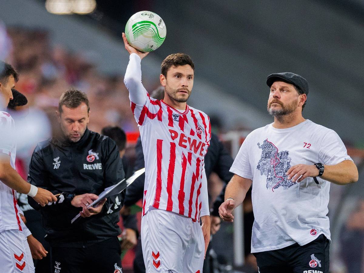 Jonas Hector und Trainer Steffen Baumgart stehen beim Spiel des 1. FC Köln gegen Partizan Belgrad in der Conference League nebeneinander.