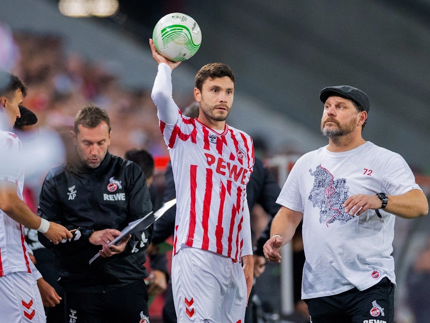 Jonas Hector und Trainer Steffen Baumgart stehen beim Spiel des 1. FC Köln gegen Partizan Belgrad in der Conference League nebeneinander.