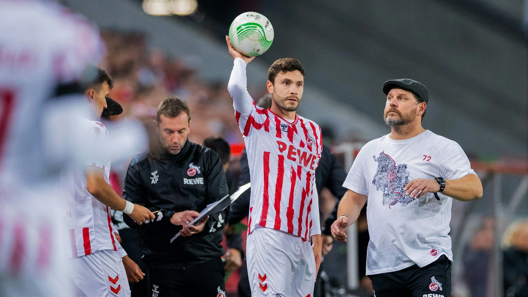 Jonas Hector und Trainer Steffen Baumgart stehen beim Spiel des 1. FC Köln gegen Partizan Belgrad in der Conference League nebeneinander.