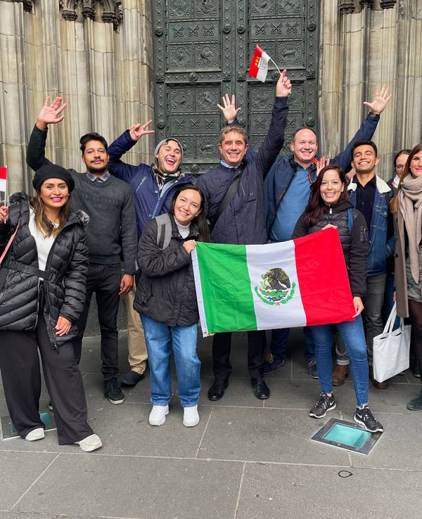 Mexikanische Pflegekräfte stehen vor dem Kölner Dom