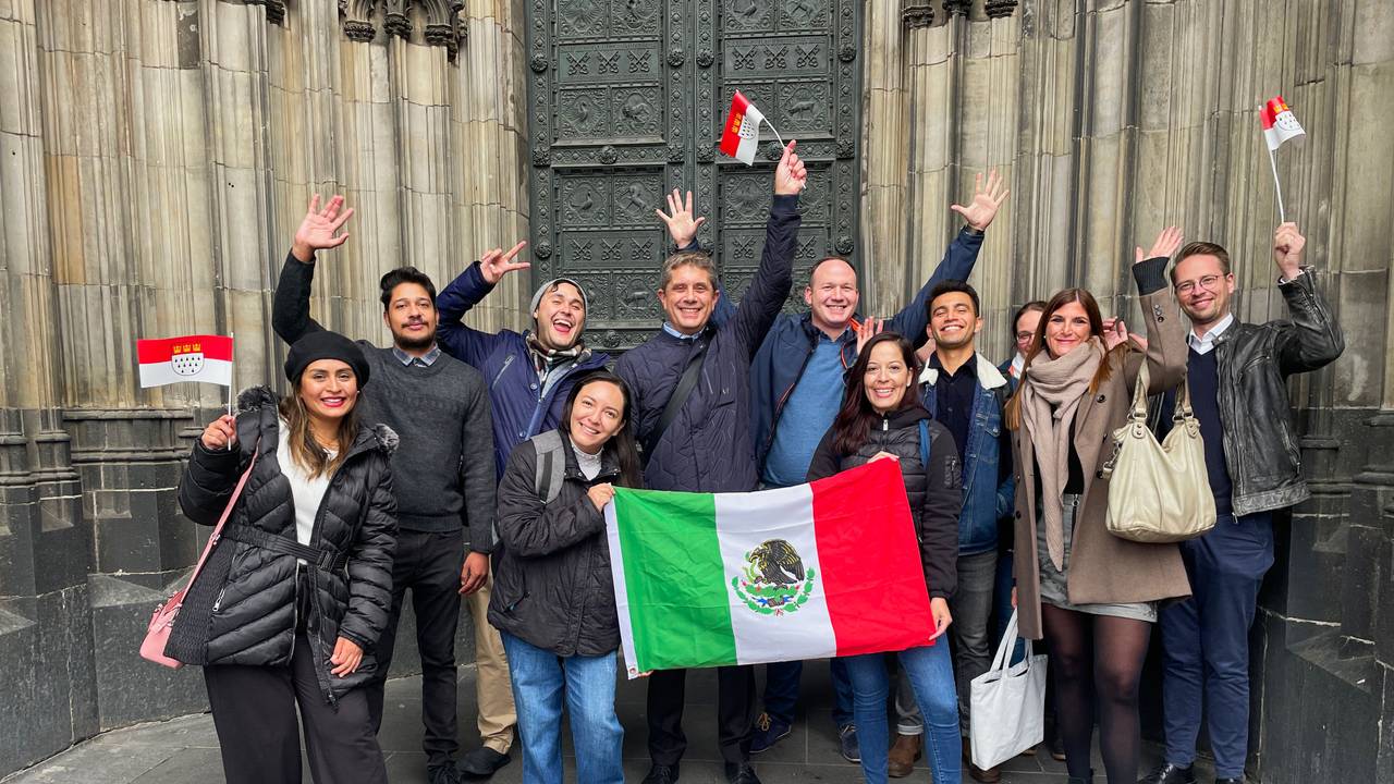 Mexikanische Pflegekräfte stehen vor dem Kölner Dom