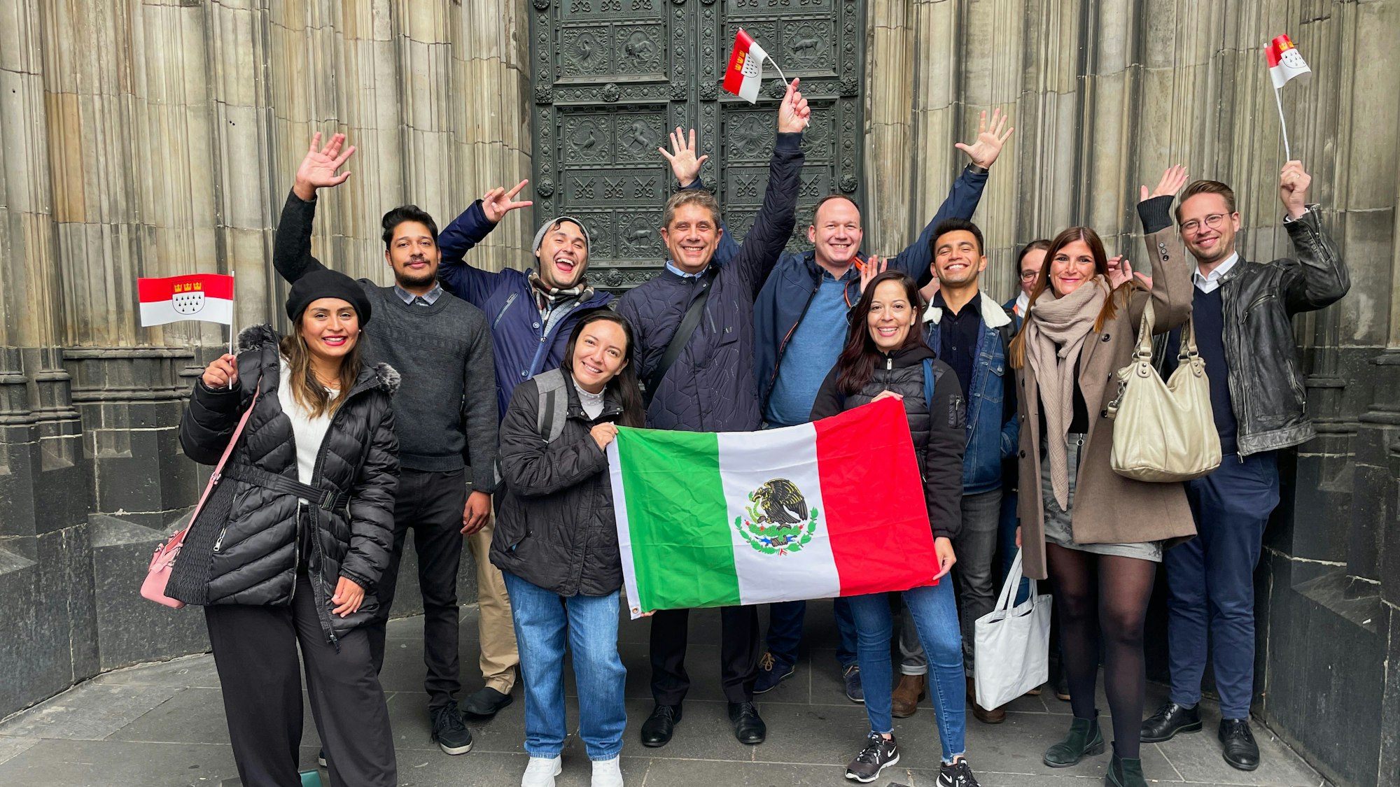 Mexikanische Pflegekräfte stehen vor dem Kölner Dom