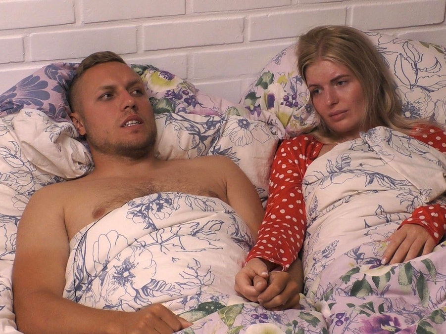 Sommerhaus der Stars 2022: Antonia und Patrick reden im Bett.