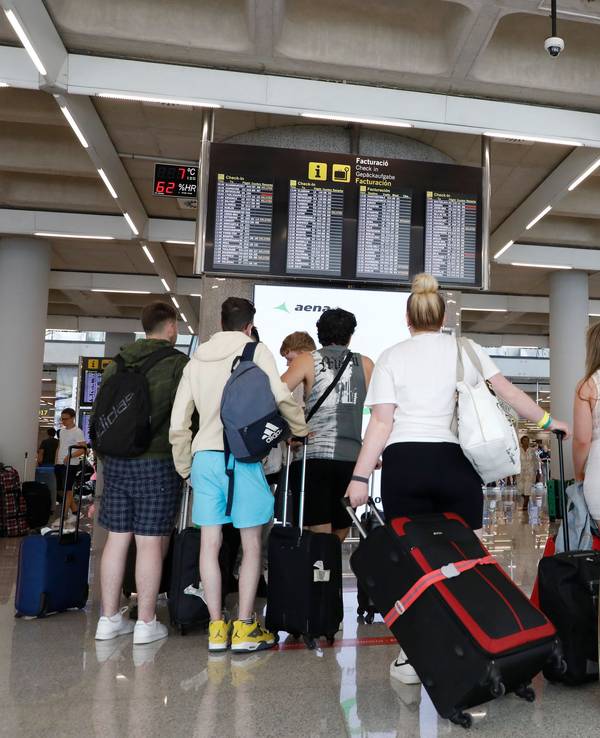 Reisende am Flughafen in Palma de Mallorca.