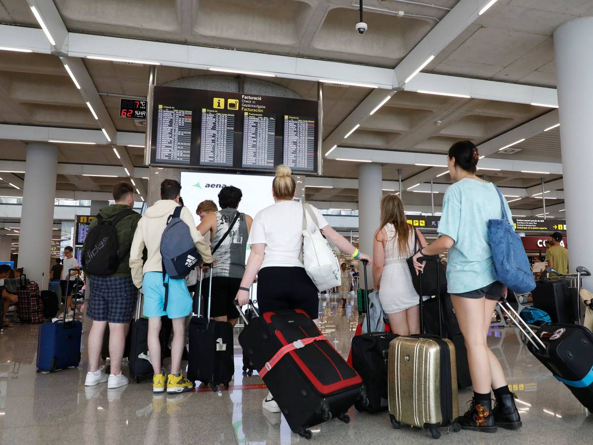 Reisende im Juli 2022 am Flughafen von Palma de Mallorca.
