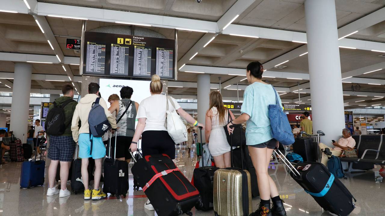Reisende am Flughafen in Palma de Mallorca.