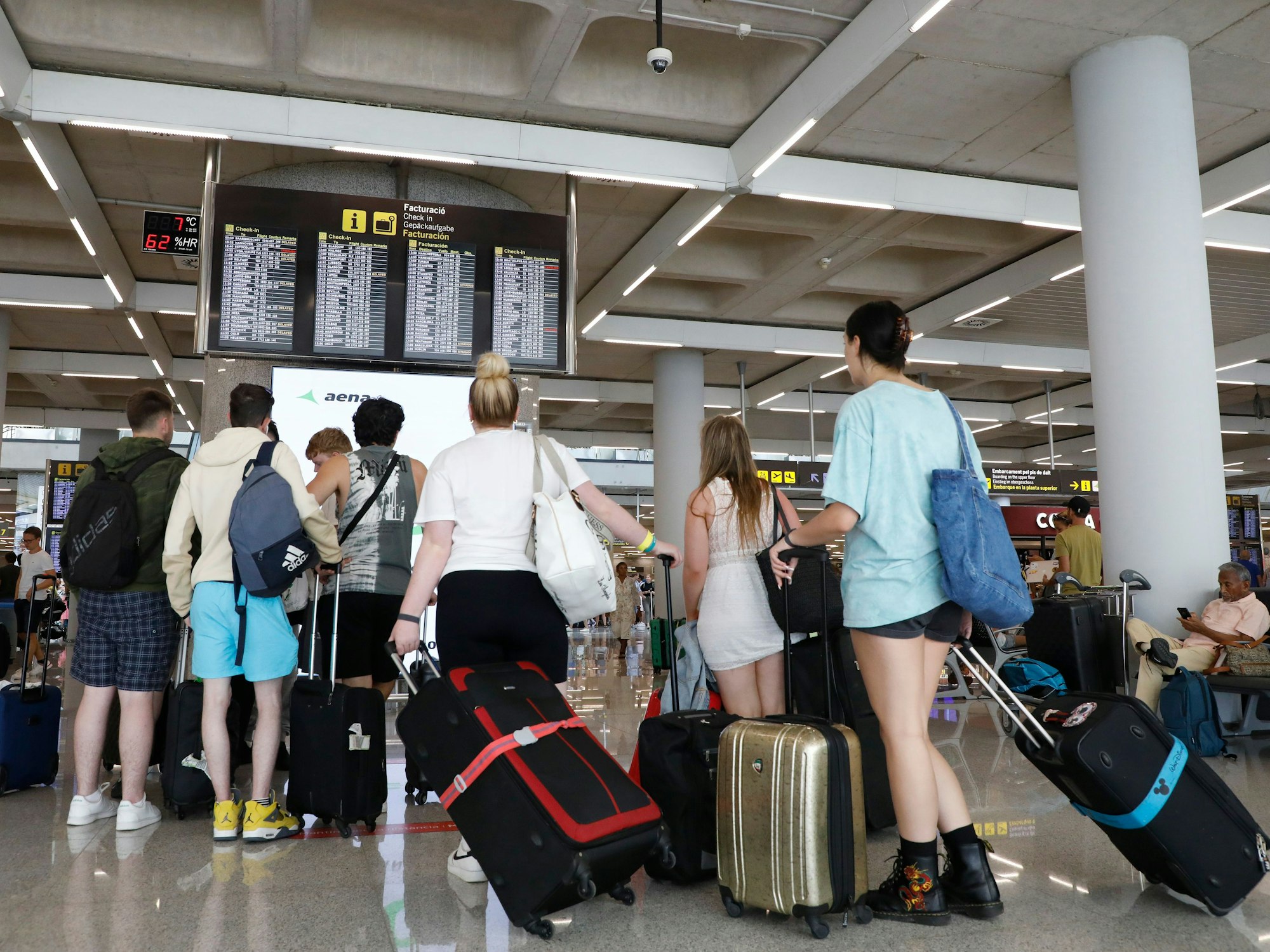 Reisende am Flughafen Palma de Mallorca.