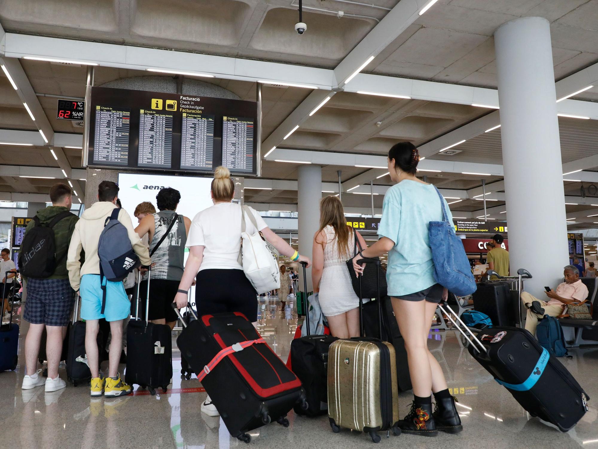 Reisende am Flughafen in Palma de Mallorca.