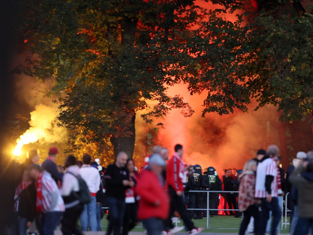 Die Fans von Partizan Belgrad marschieren am Donnerstagabend (6. Oktober 2022) zum Rhein-Energie-Stadion und zünden Pyrotechnik.