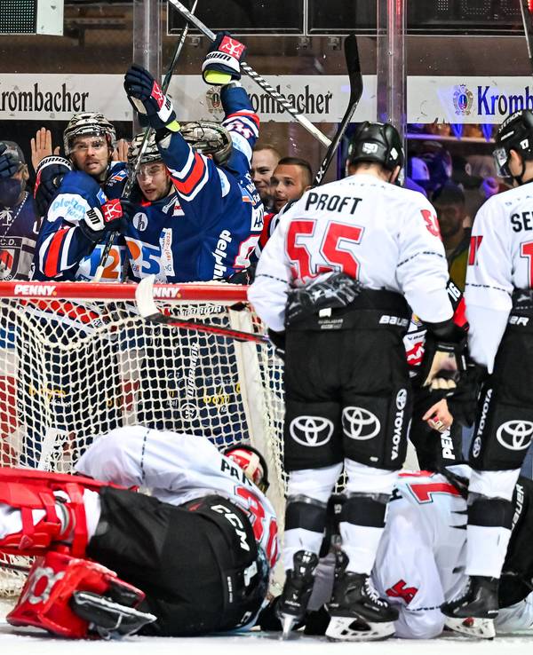 Die Iserlohn Roosters jubeln, die geschlagenen Kölner Haie schauen im DEL-Spiel nur zu.