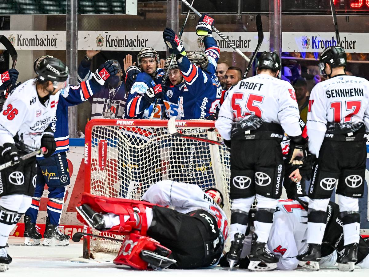 Die Iserlohn Roosters jubeln, die geschlagenen Kölner Haie schauen im DEL-Spiel nur zu.