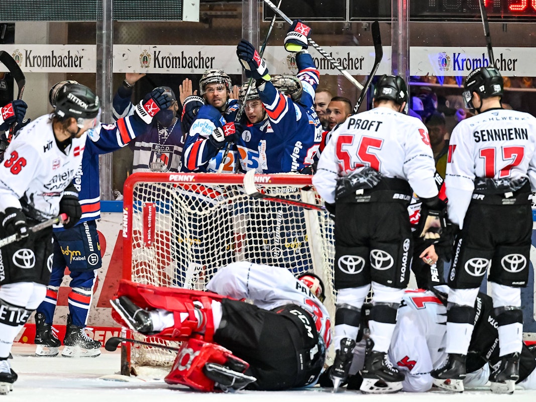 Die Iserlohn Roosters jubeln, die geschlagenen Kölner Haie schauen im DEL-Spiel nur zu.