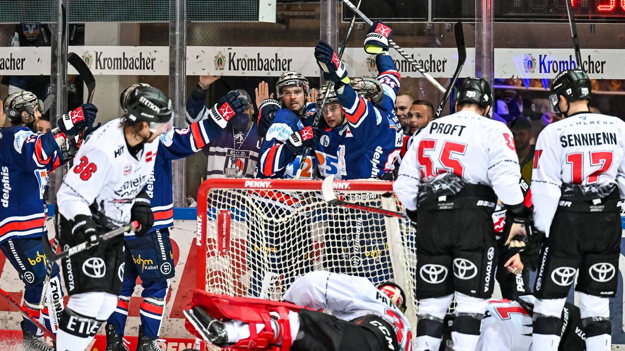 Die Iserlohn Roosters jubeln, die geschlagenen Kölner Haie schauen im DEL-Spiel nur zu.