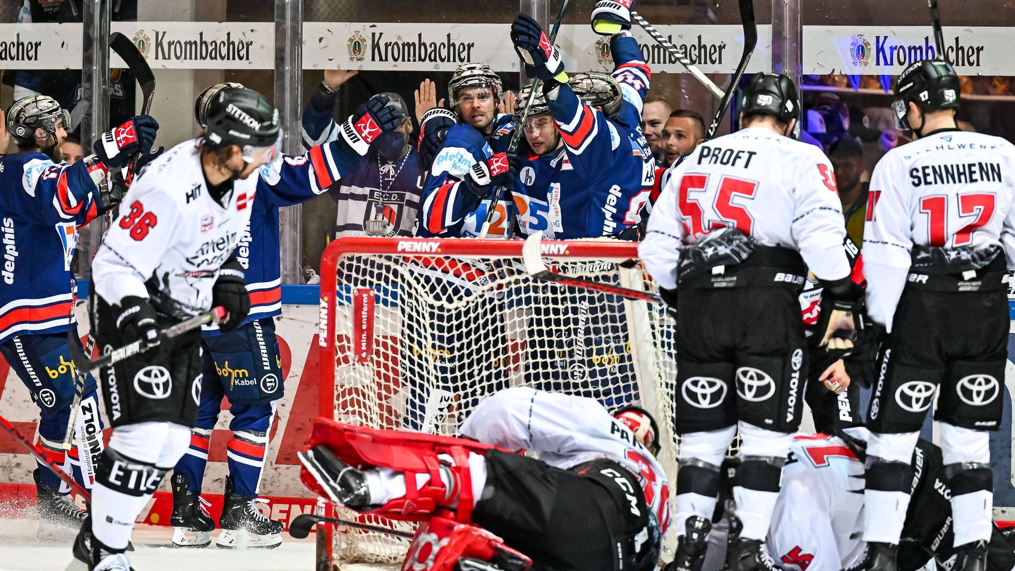Die Iserlohn Roosters jubeln, die geschlagenen Kölner Haie schauen im DEL-Spiel nur zu.