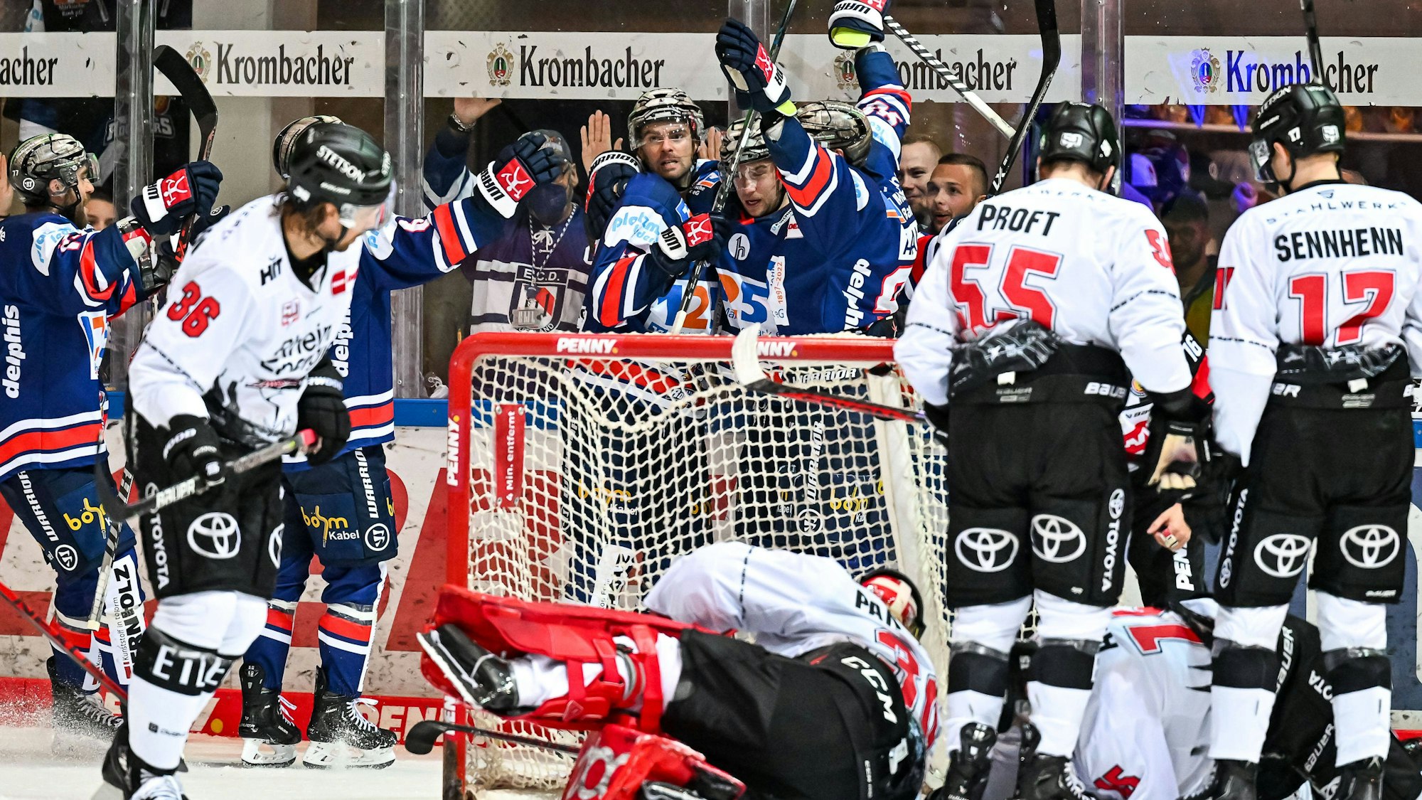 Die Iserlohn Roosters jubeln, die geschlagenen Kölner Haie schauen im DEL-Spiel nur zu.